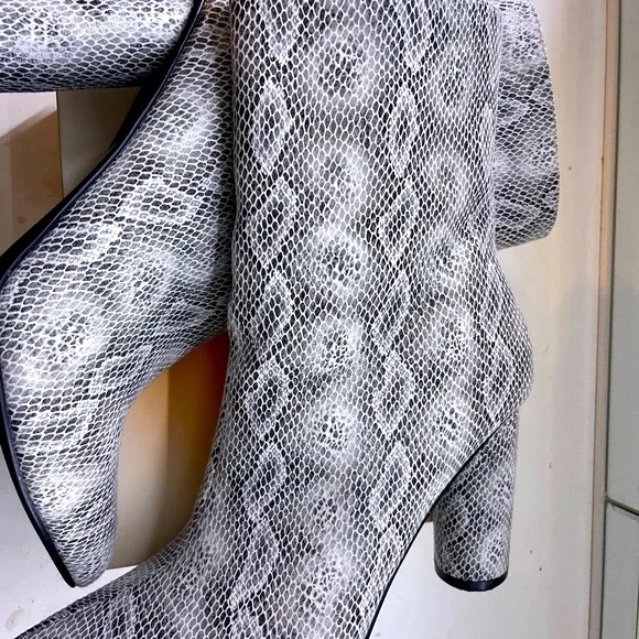 Grey & Black snake skin Bootie - Picture 1 of 4